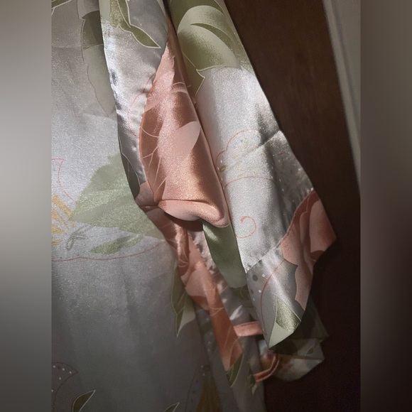 4/$10 Bundle Sale: NWOT Satin Floral Kimono Robe - Picture 3 of 5